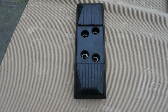 Goede prijs. Ketting op Graafwerktuig Rubberstootkussens 600mm de Weerstands Hoge Duurzaamheid van de Breedteslijtage online